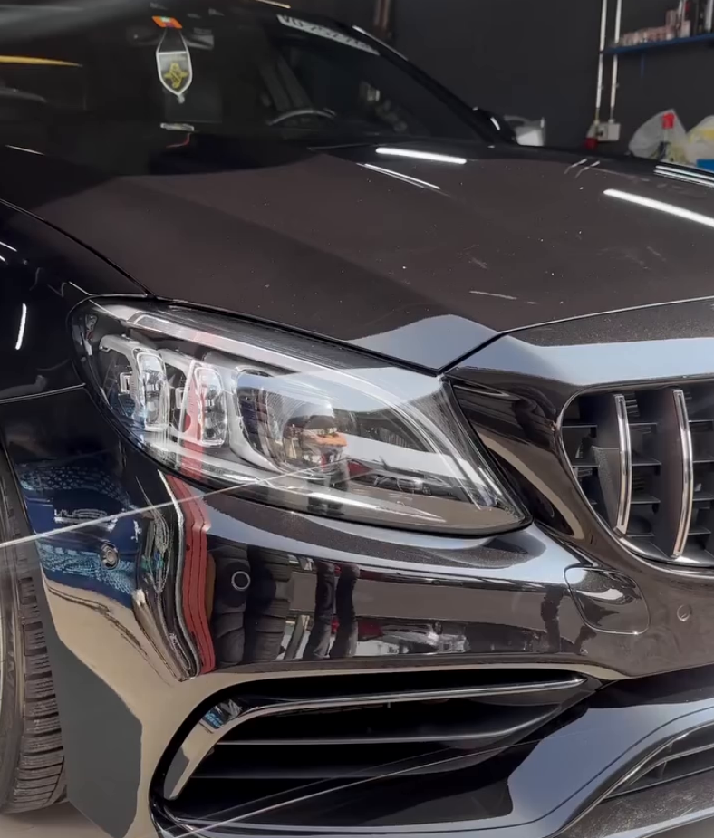 Détail pare-brise et éclairage chez Gergoci Cars