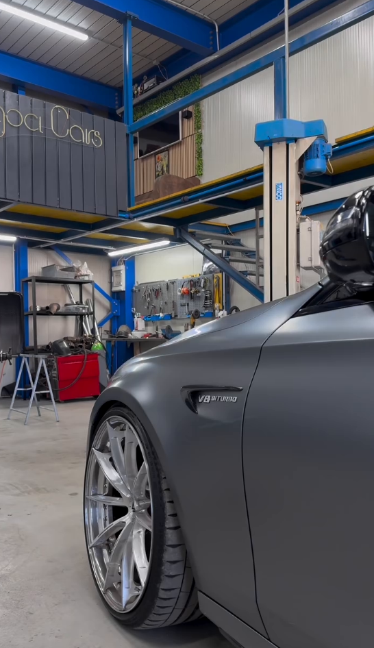 Détail roue et zone de freinage dans l’atelier Gergoci Cars
